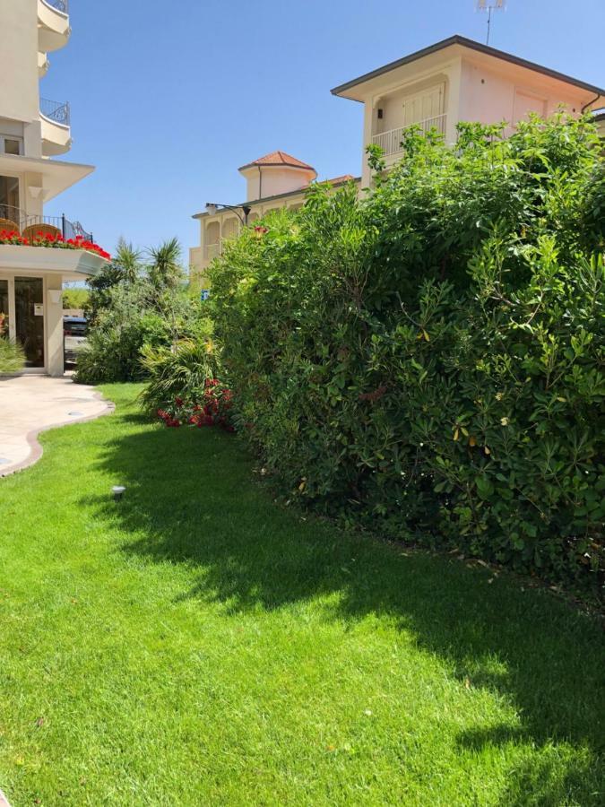 Hotel La Rosa كاتوليكا المظهر الخارجي الصورة
